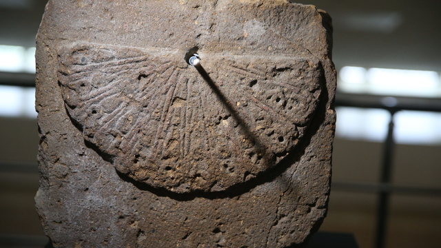 Ani’deki kazılarda bulunan yaklaşık 1000 yıllık güneş saati görücüye çıktı