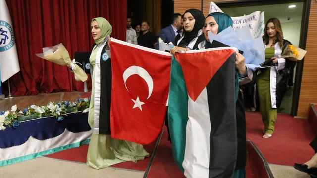Kars’ta üniversite öğrencileri mezuniyet töreninde Filistin’e destek verdi