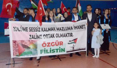 Kars’ta üniversite öğrencileri mezuniyet törenine Türkiye ve Filistin bayraklarıyla geldi