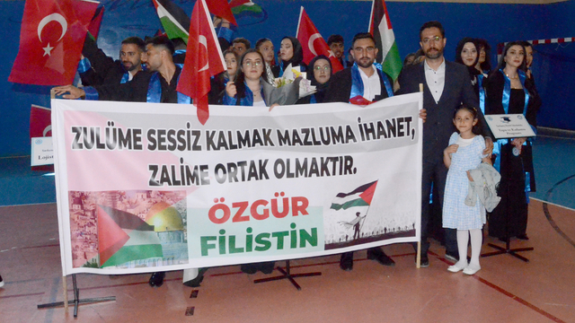 Kars’ta üniversite öğrencileri mezuniyet törenine Türkiye ve Filistin bayraklarıyla geldi