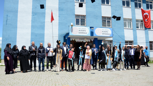 Sarıkamış’ta başarılı köy çocukları için mezuniyet ve ödül töreni düzenlendi