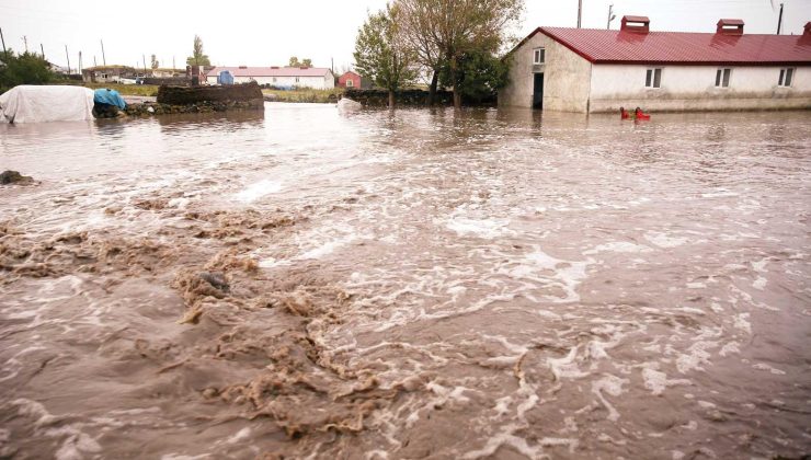 Kars’ta sağanak sele dönüştü