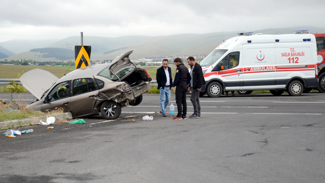 Kars’ta iki otomobilin çarpıştığı kazada 3 kişi yaralandı