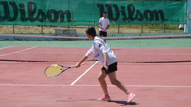 Kars’ta katılım ücreti ihtiyaç sahibi ailelere verilen tenis turnuvası yapıldı