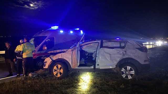 Kars’ta refüje çarparak devrilen otomobildeki 1 kişi öldü, 4 kişi yaralandı