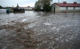 Kars’ta sel suları nedeniyle ev, ahır ve araçlar zarar gördü