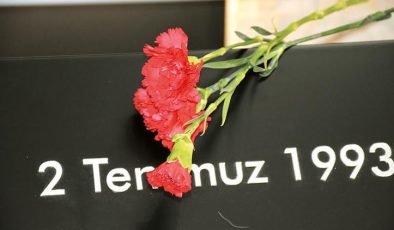 Madımak’ın acısı dinmiyor: 32. yıl karanfili