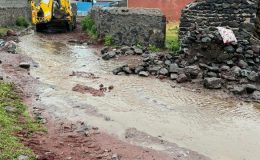Sağanak yağmurun yıktığı evde mahsur kalan kadın kurtarıldı (2)