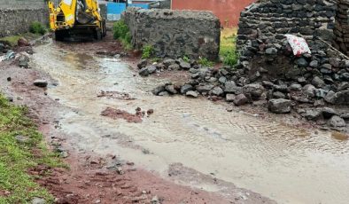 Sağanak yağmurun yıktığı evde mahsur kalan kadın kurtarıldı (2)