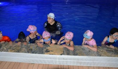 Sarıkamış’ta yüzme bilmeyen 100 öğrenci havuzla buluştu