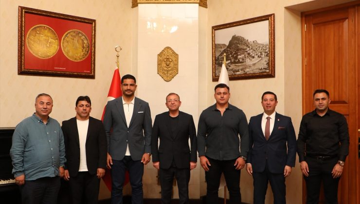 Türkiye Güreş Federasyonu Başkanı Akgül, Kars Valisi Polat’ı ziyaret etti