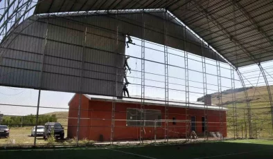 Akyaka’da Kapalı Halı Saha Yenileniyor