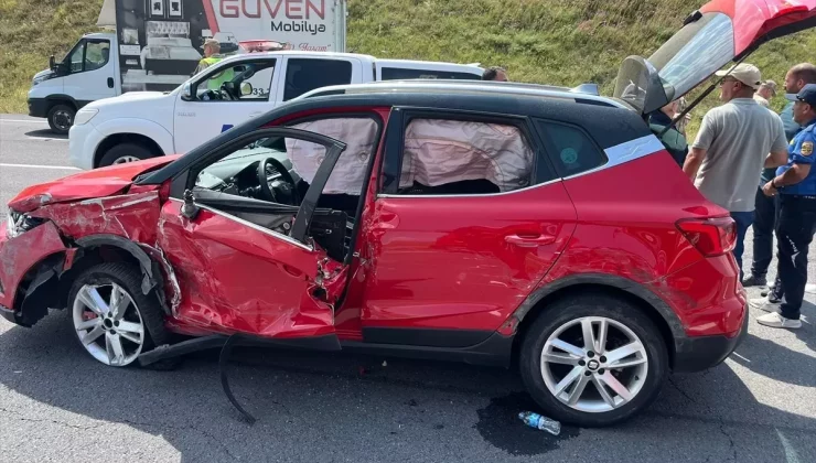 Ardahan’da Otomobil ve Otobüs Çarpıştı: 3 Yaralı