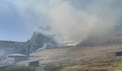 Kars Kalesi Eteklerinde Anız Yangını Kontrol Altına Alındı