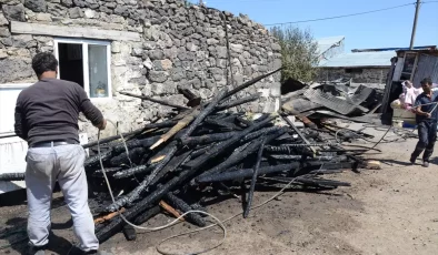 Kars’ın Sarıkamış ilçesinde yangın: 1 ev ve 3 bina kül oldu
