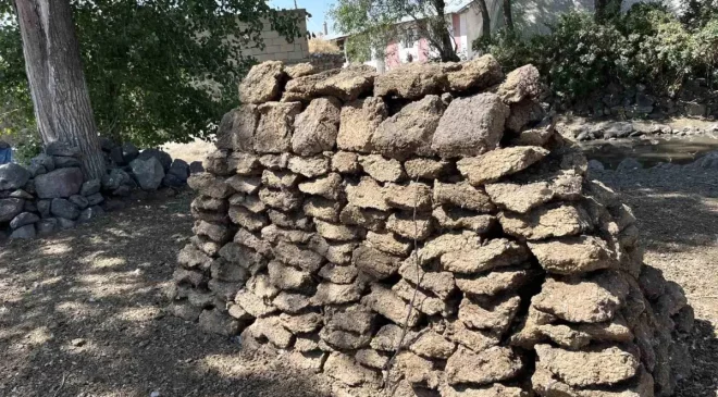 Kars’ta Kış Hazırlığı: Köylüler Tezek Mesaisine Başladı